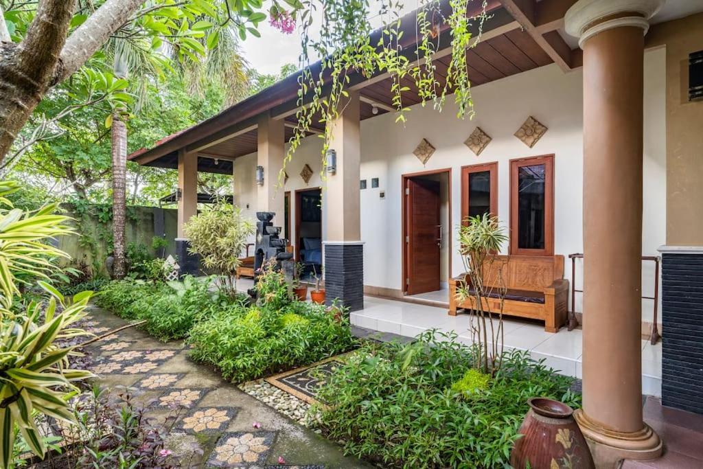 Villa Kenanga In Meninting By The Beach Mataram Eksteriør billede